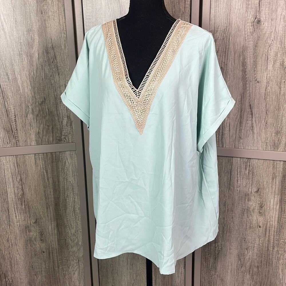 New!  In'Voland contrast trim v neck women's